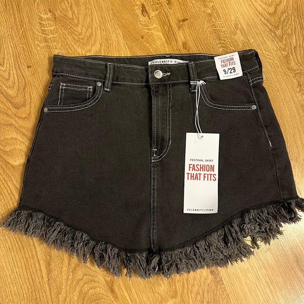 Brand new neverrrr used mini skirt !!